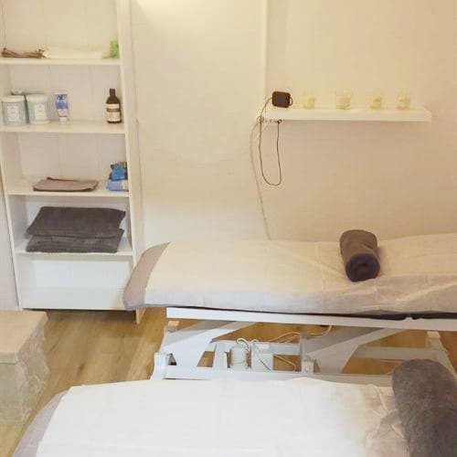 Cabina de masaje con estantería de productos en Santiago