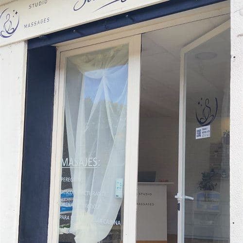 Entrada de Studio Massages Salud y Calma en la Rúa dos Castiñeiros