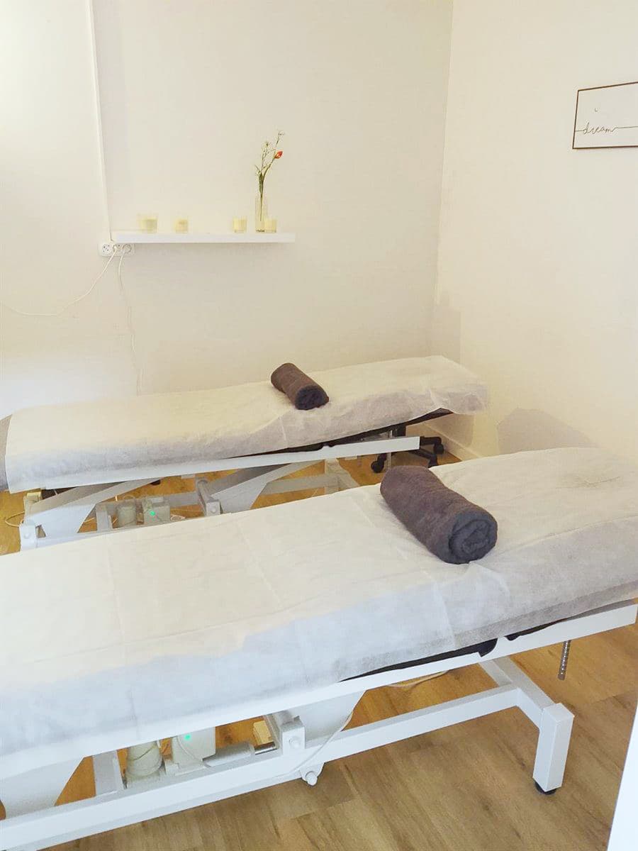 Cabina con dos camillas preparadas en Studio Massages Salud y Calma de Santiago